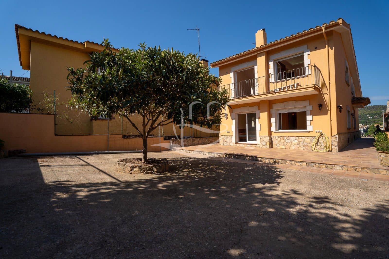 4 bedroom Townhouse for sale in Mont-ras with garage - € 625,000 (Ref: 10012539)