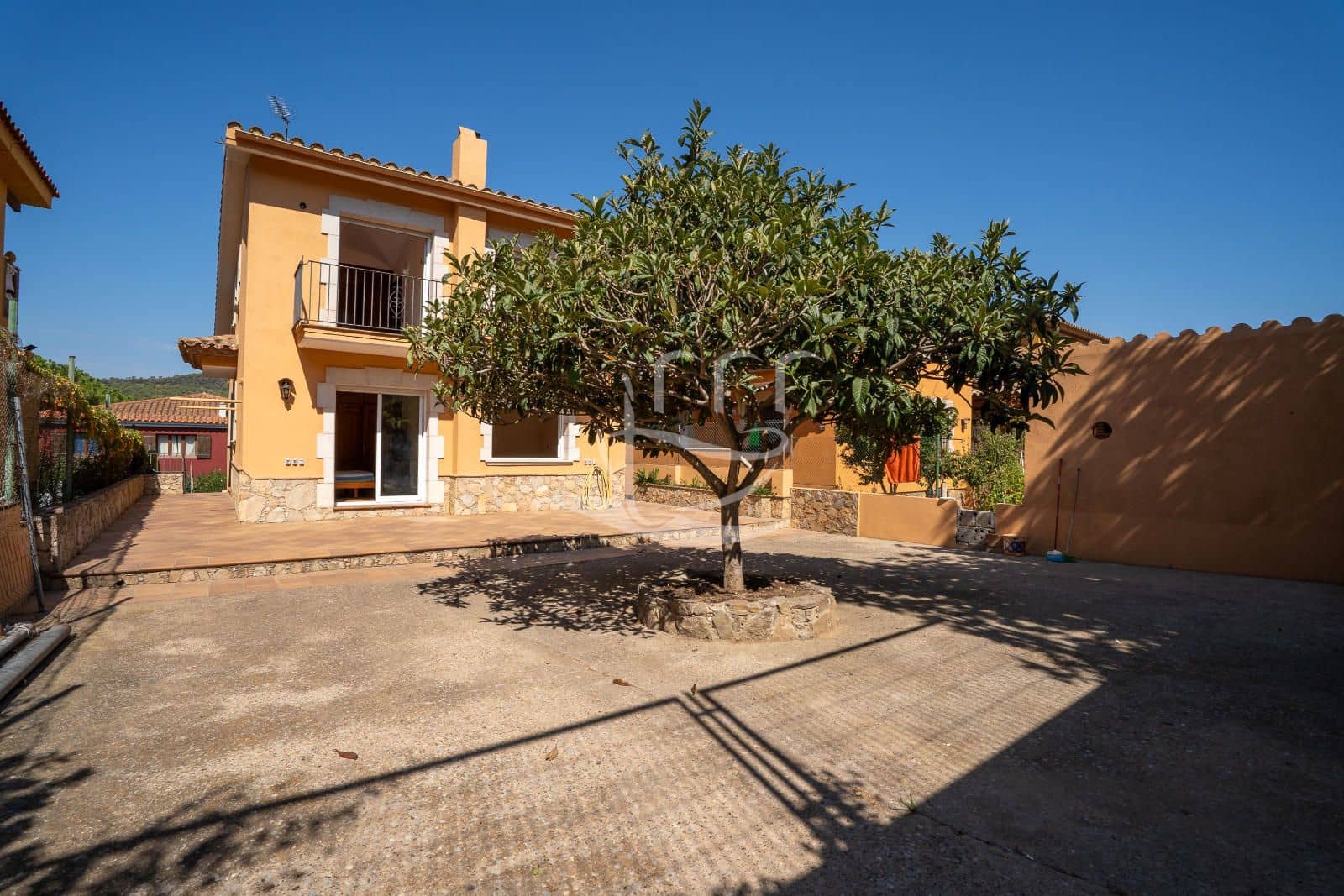 4 bedroom Townhouse for sale in Mont-ras with garage - € 625,000 (Ref: 10012539)