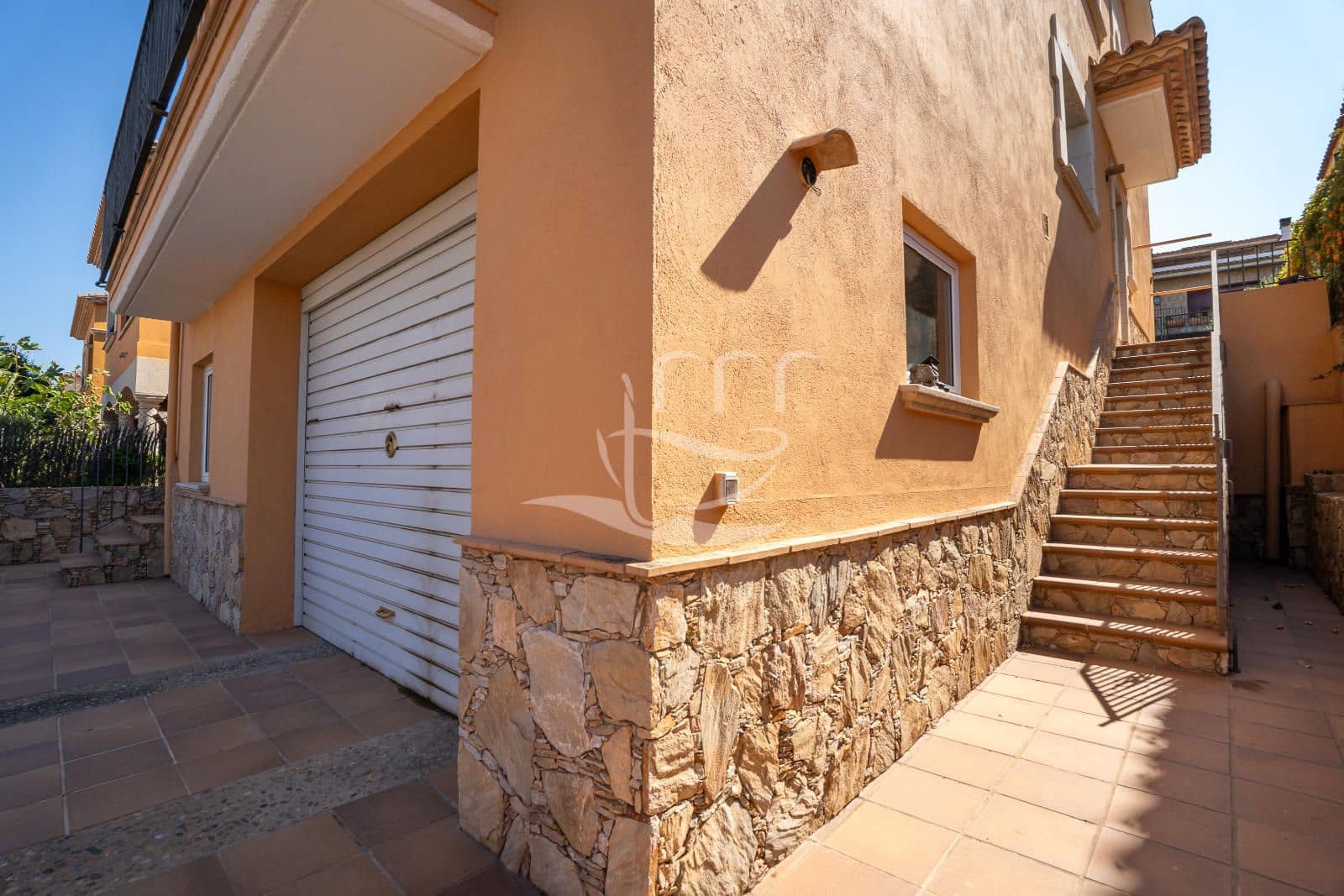 4 bedroom Townhouse for sale in Mont-ras with garage - € 625,000 (Ref: 10012539)