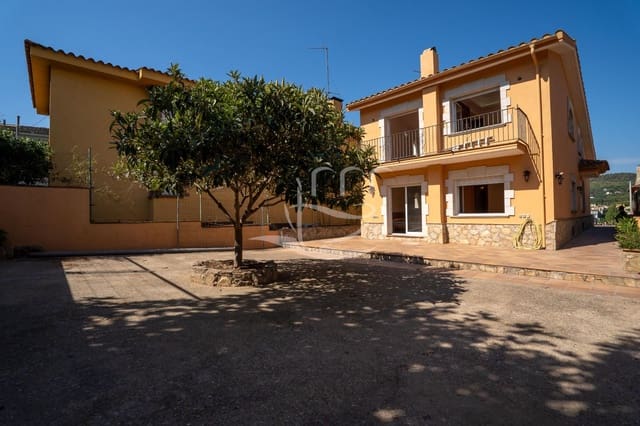 4 bedroom Townhouse for sale in Mont-ras with garage - € 625,000 (Ref: 10012539)