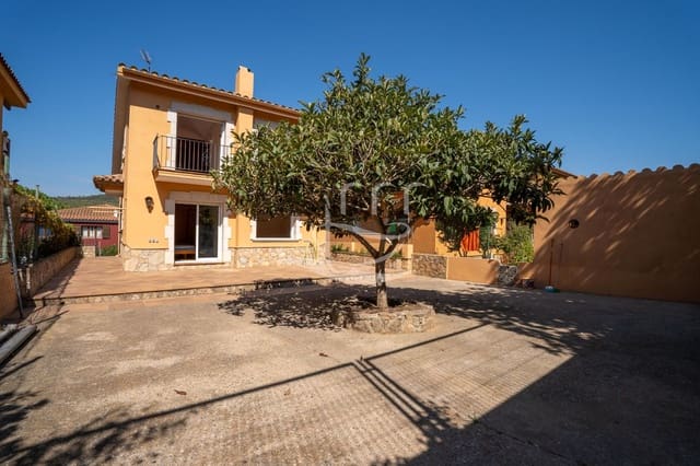 4 bedroom Townhouse for sale in Mont-ras with garage - € 625,000 (Ref: 10012539)