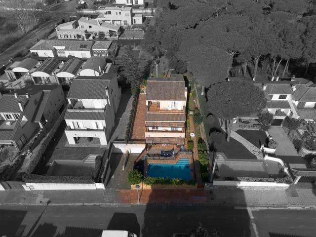 4 makuuhuone Huvila myytävänä paikassa Calella de Palafrugell, Palafrugell mukana uima-altaan 
autotalli - 1 100 000 € (Ref: 9574893)