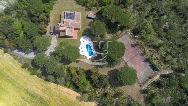 6 Zimmer Villa zu verkaufen in Llagostera mit Pool Garage - 780.000 € (Ref: 9810359)
