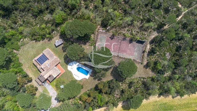 6 Zimmer Villa zu verkaufen in Llagostera mit Pool Garage - 780.000 € (Ref: 9810359)