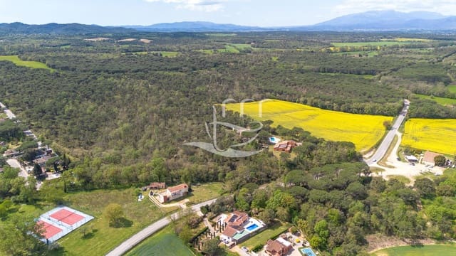 6 Zimmer Villa zu verkaufen in Llagostera mit Pool Garage - 780.000 € (Ref: 9810359)