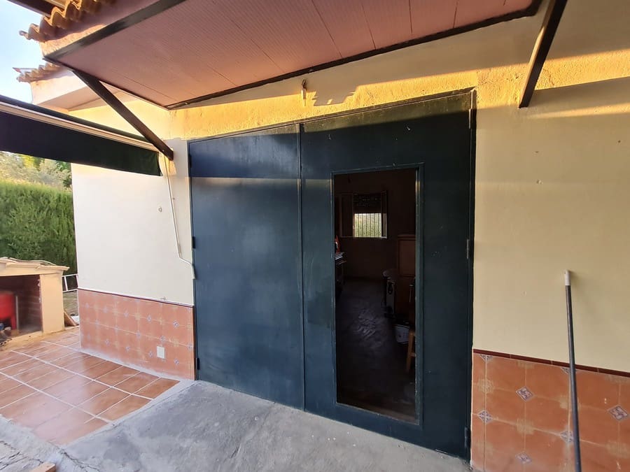 3 bedroom Finca/Country House for sale in Hinojos with garage - € 137,000 (Ref: 9678133)