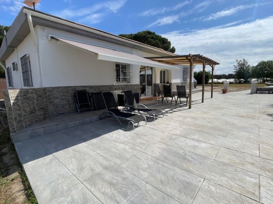 4 sovrum Finca/Hus på landet till salu i Bonares med pool garage - 220 000 € (Ref: 9814999)