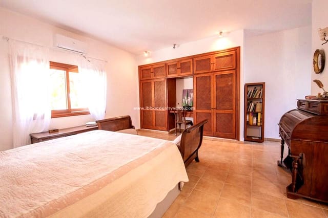 4 soverom Villa til salgs i Ibiza by med svømmebasseng garasje - € 2 300 000 (Ref: 10120867)