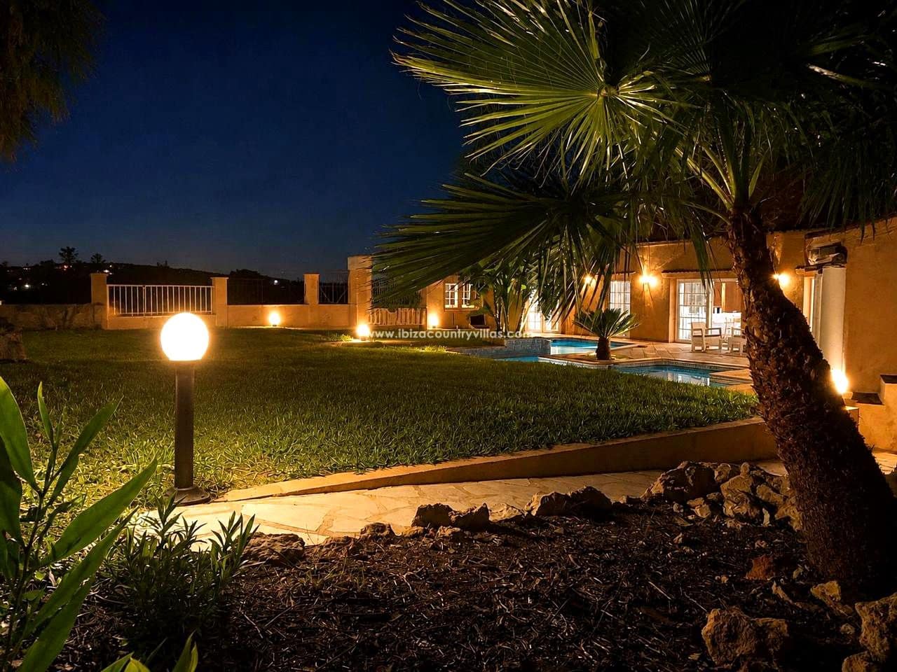 5 slaapkamer Villa te koop in Sant Antoni de Portmany met zwembad garage - € 2.950.000 (Ref: 10147993)