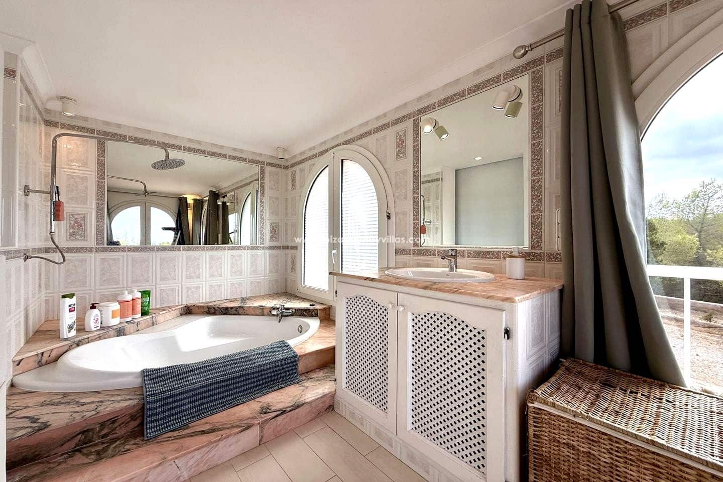 5 slaapkamer Villa te koop in Sant Antoni de Portmany met zwembad garage - € 2.950.000 (Ref: 10147993)