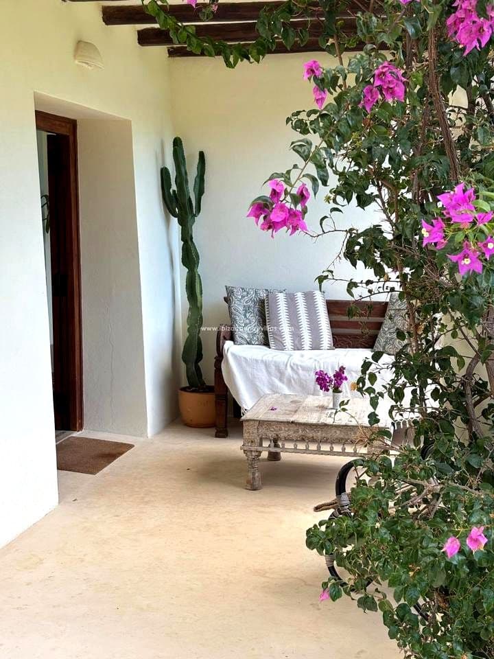 6 bedroom Villa for sale in Sant Carles de Peralta - € 5,850,000 (Ref: 9503366)