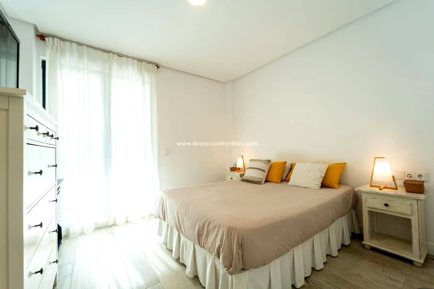 3 bedroom Flat for sale in Santa Eulalia / Santa Eularia - € 1,090,000 (Ref: 9731200)