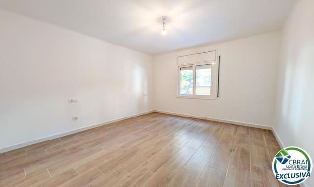 2 bedroom Apartment for sale in Portbou - € 139,000 (Ref: 10009091)