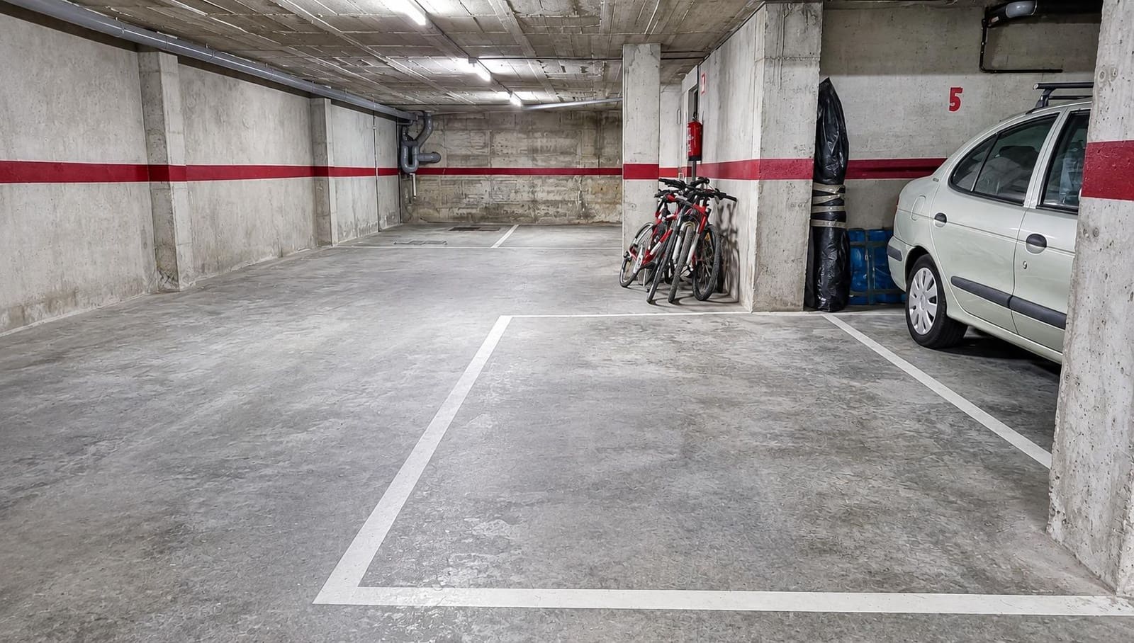 Autotalli myytävänä paikassa Roses - 39 500 € (Ref: 10027318)