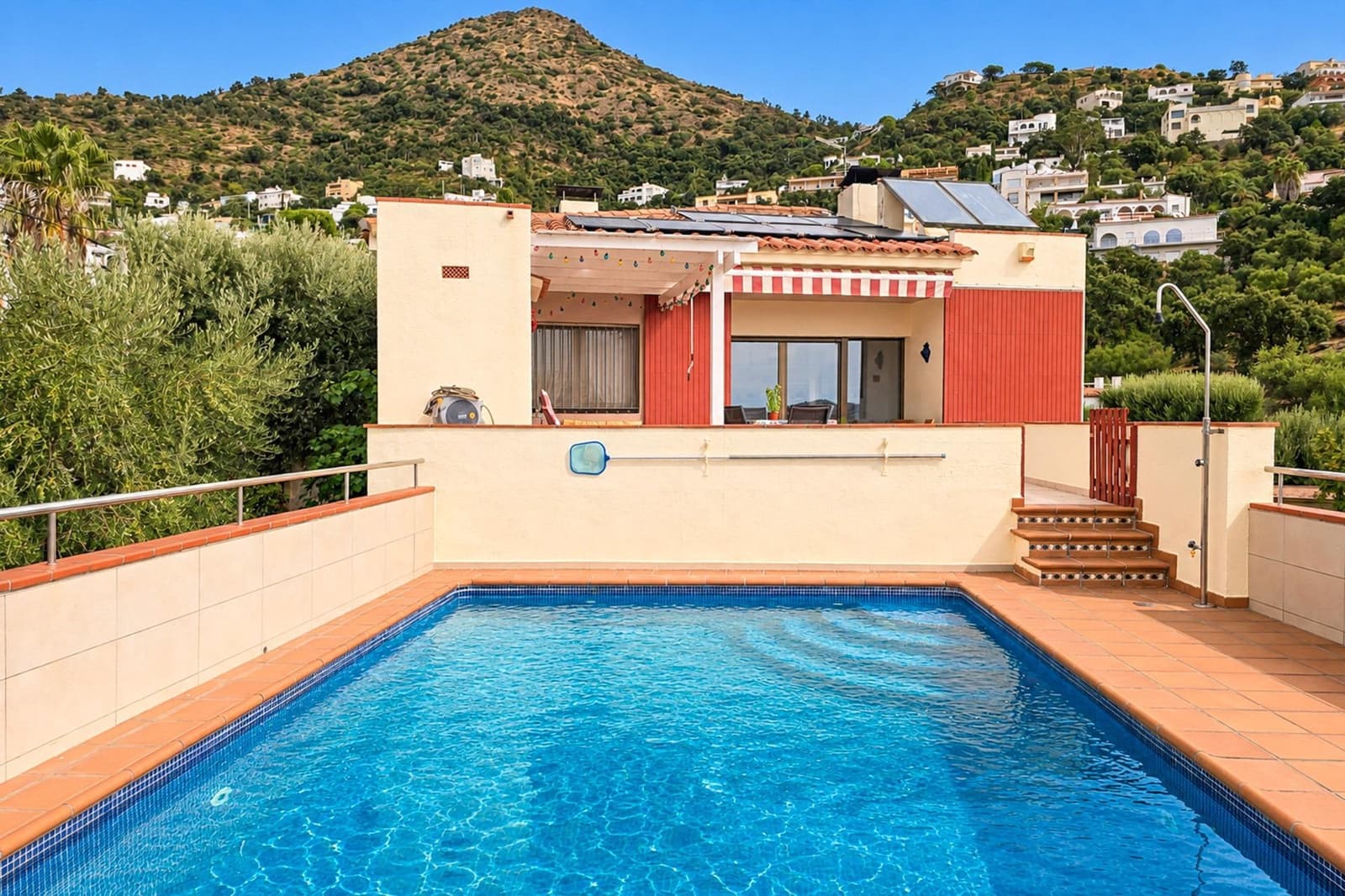Apartamento de 4 habitaciones en Roses en venta con piscina garaje - 890.000 € (Ref: 10041106)