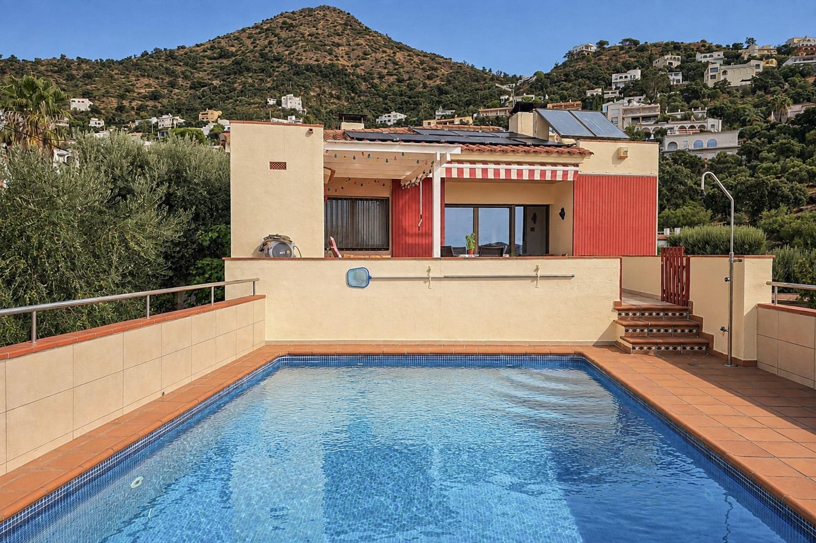 Apartamento de 4 habitaciones en Roses en venta con piscina garaje - 890.000 € (Ref: 10041106)