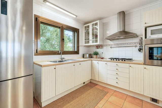 Apartamento de 4 habitaciones en Roses en venta con piscina garaje - 890.000 € (Ref: 10041106)