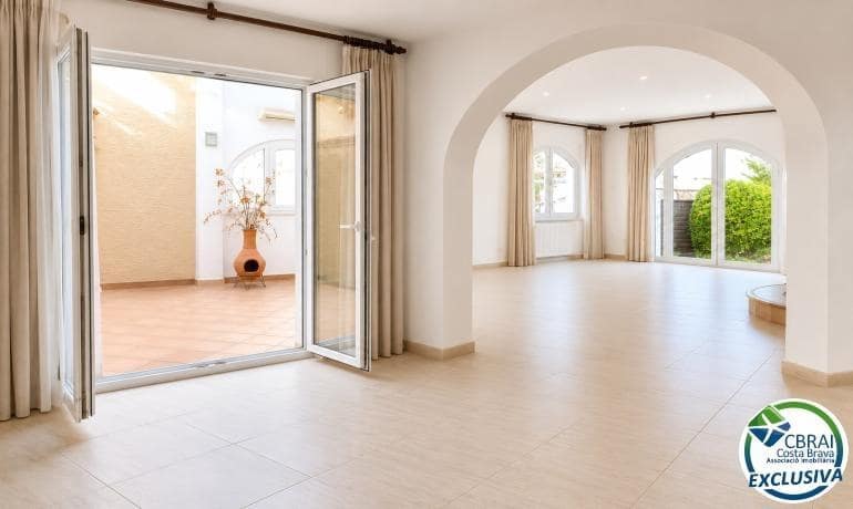3 sovrum Villa till salu i Empuriabrava med garage - 795 000 € (Ref: 10041108)