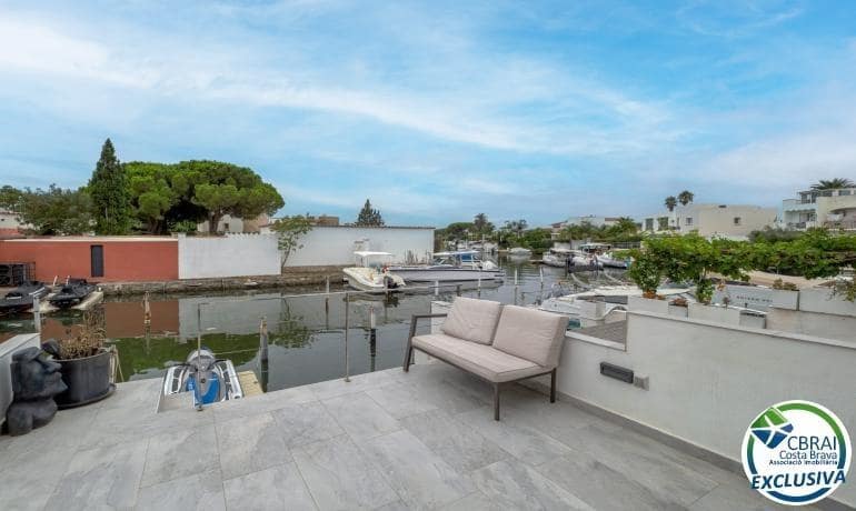 3 bedroom Townhouse for sale in Empuriabrava with pool garage - € 449,000 (Ref: 10070925)