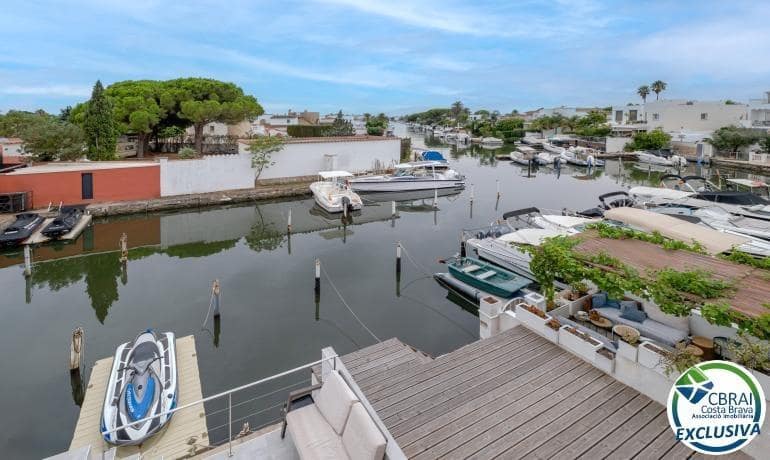 3 bedroom Townhouse for sale in Empuriabrava with pool garage - € 449,000 (Ref: 10070925)
