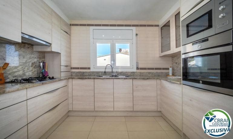 4 quarto Moradia para venda em Llanca com piscina garagem - 575 000 € (Ref: 10094622)