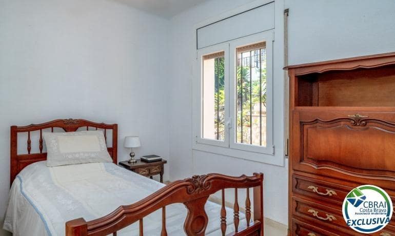 4 quarto Moradia para venda em Llanca com piscina garagem - 575 000 € (Ref: 10094622)