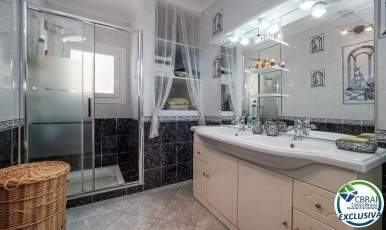 4 quarto Moradia para venda em Llanca com piscina garagem - 575 000 € (Ref: 10094622)