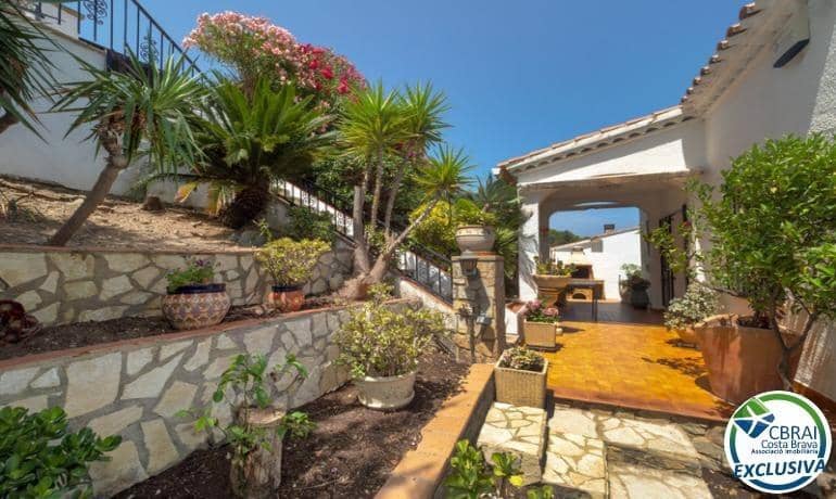 4 quarto Moradia para venda em Llanca com piscina garagem - 575 000 € (Ref: 10094622)
