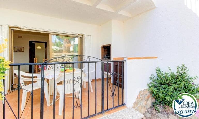 Apartamento de 2 habitaciones en Roses en venta con piscina garaje - 135.000 € (Ref: 10102599)