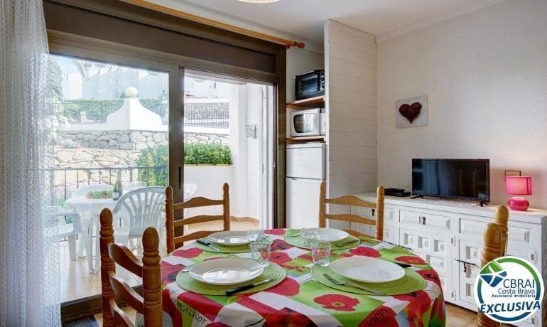 Apartamento de 2 habitaciones en Roses en venta con piscina garaje - 135.000 € (Ref: 10102599)