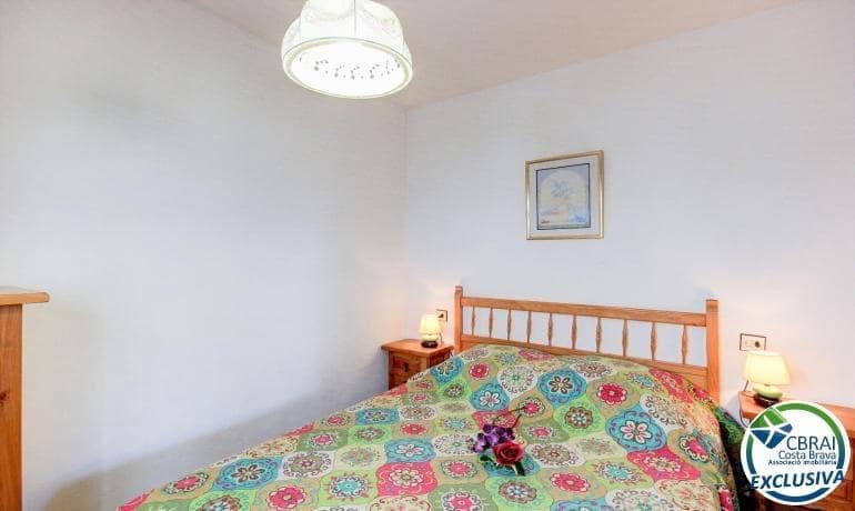 Apartamento de 2 habitaciones en Roses en venta con piscina garaje - 135.000 € (Ref: 10102599)