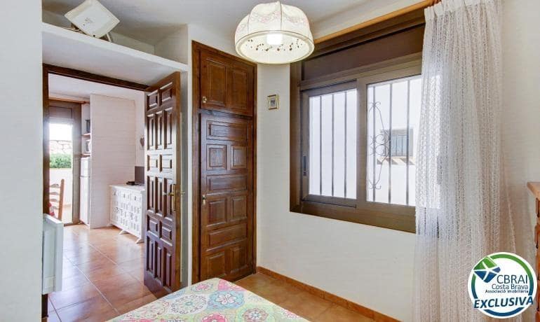Apartamento de 2 habitaciones en Roses en venta con piscina garaje - 135.000 € (Ref: 10102599)