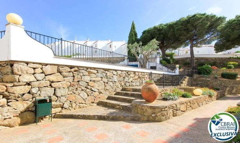 Apartamento de 2 habitaciones en Roses en venta con piscina garaje - 135.000 € (Ref: 10102599)