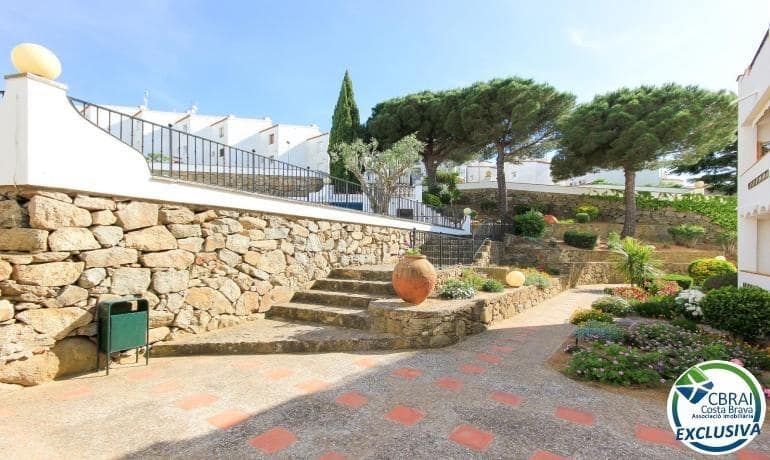 Apartamento de 2 habitaciones en Roses en venta con piscina garaje - 135.000 € (Ref: 10102599)