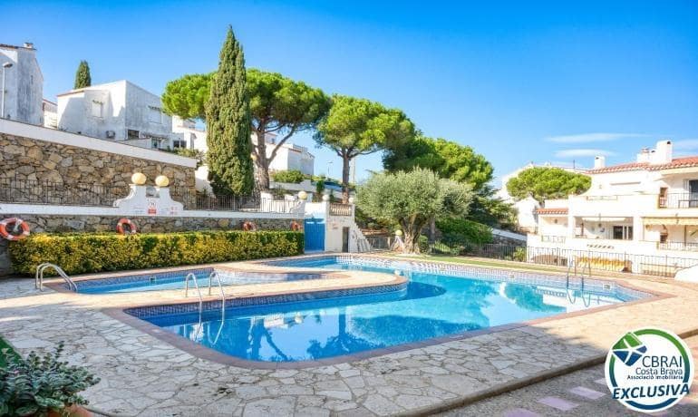 Apartamento de 2 habitaciones en Roses en venta con piscina garaje - 135.000 € (Ref: 10102599)