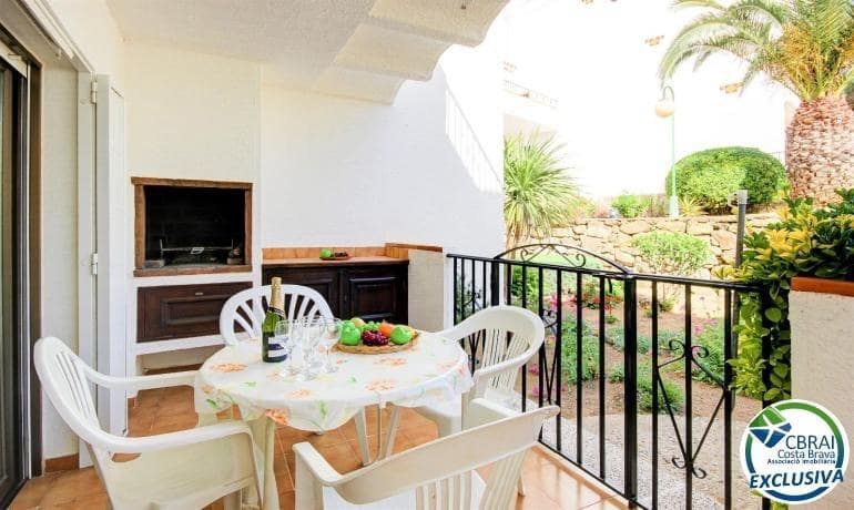 Apartamento de 2 habitaciones en Roses en venta con piscina garaje - 135.000 € (Ref: 10102599)