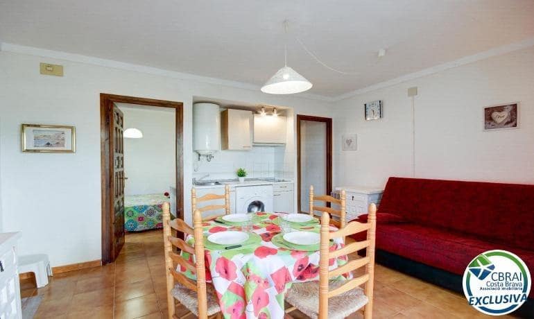 Apartamento de 2 habitaciones en Roses en venta con piscina garaje - 135.000 € (Ref: 10102599)