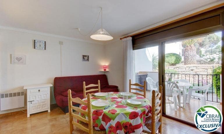 Apartamento de 2 habitaciones en Roses en venta con piscina garaje - 135.000 € (Ref: 10102599)