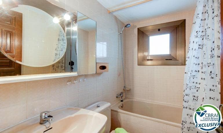 Apartamento de 2 habitaciones en Roses en venta con piscina garaje - 135.000 € (Ref: 10102599)