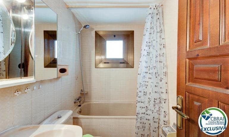 Apartamento de 2 habitaciones en Roses en venta con piscina garaje - 135.000 € (Ref: 10102599)