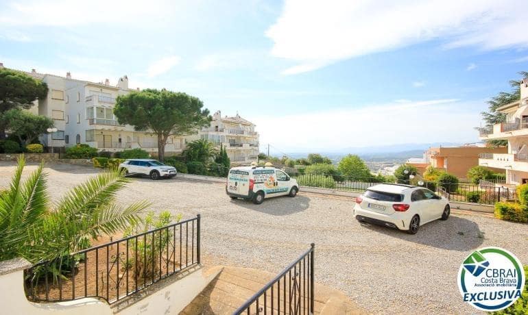 Apartamento de 2 habitaciones en Roses en venta con piscina garaje - 135.000 € (Ref: 10102599)