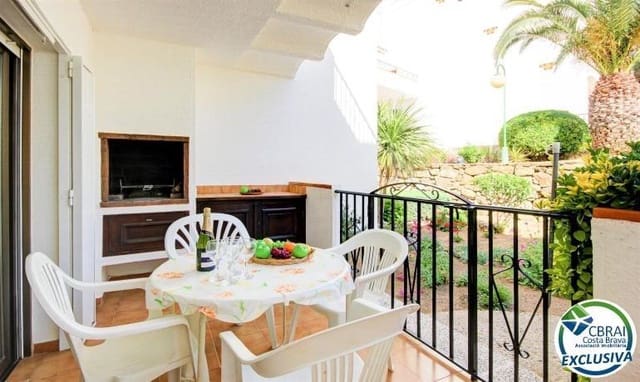 Apartamento de 2 habitaciones en Roses en venta con piscina garaje - 135.000 € (Ref: 10102599)
