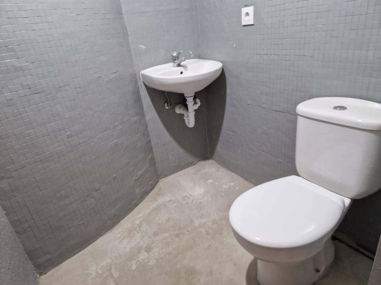 Office for rent in Roses - € 500 (Ref: 7350327)