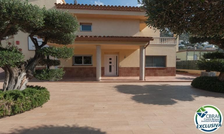 3 bedroom Villa for sale in Roses with pool garage - € 675,000 (Ref: 7521756)