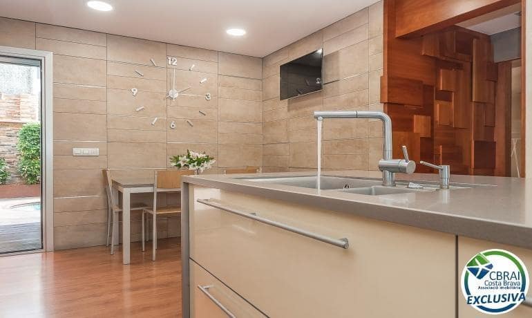3 bedroom Villa for sale in Roses with pool garage - € 675,000 (Ref: 7521756)
