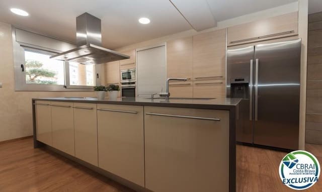 3 soveværelse Villa til salg i Roses med swimmingpool garage - € 675.000 (Ref: 7521756)