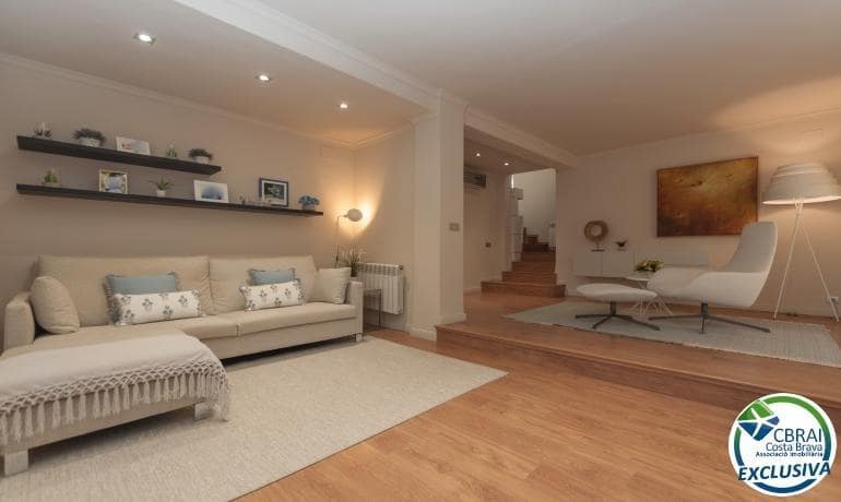 3 bedroom Villa for sale in Roses with pool garage - € 675,000 (Ref: 7521756)