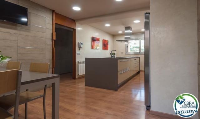 3 soveværelse Villa til salg i Roses med swimmingpool garage - € 675.000 (Ref: 7521756)