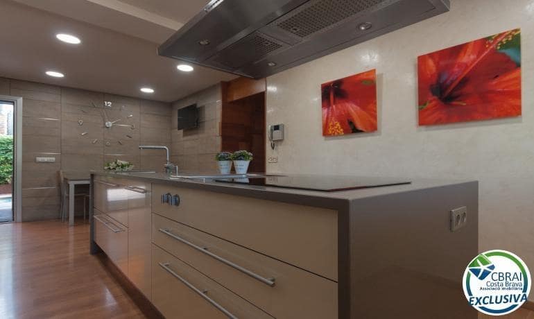 3 bedroom Villa for sale in Roses with pool garage - € 675,000 (Ref: 7521756)