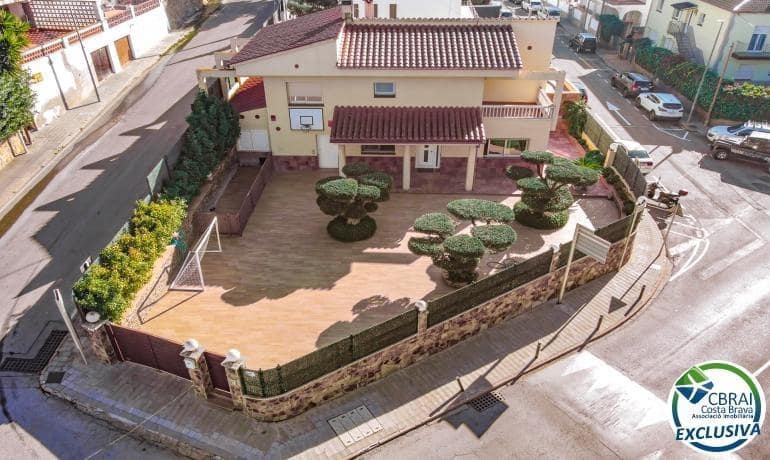 3 bedroom Villa for sale in Roses with pool garage - € 675,000 (Ref: 7521756)